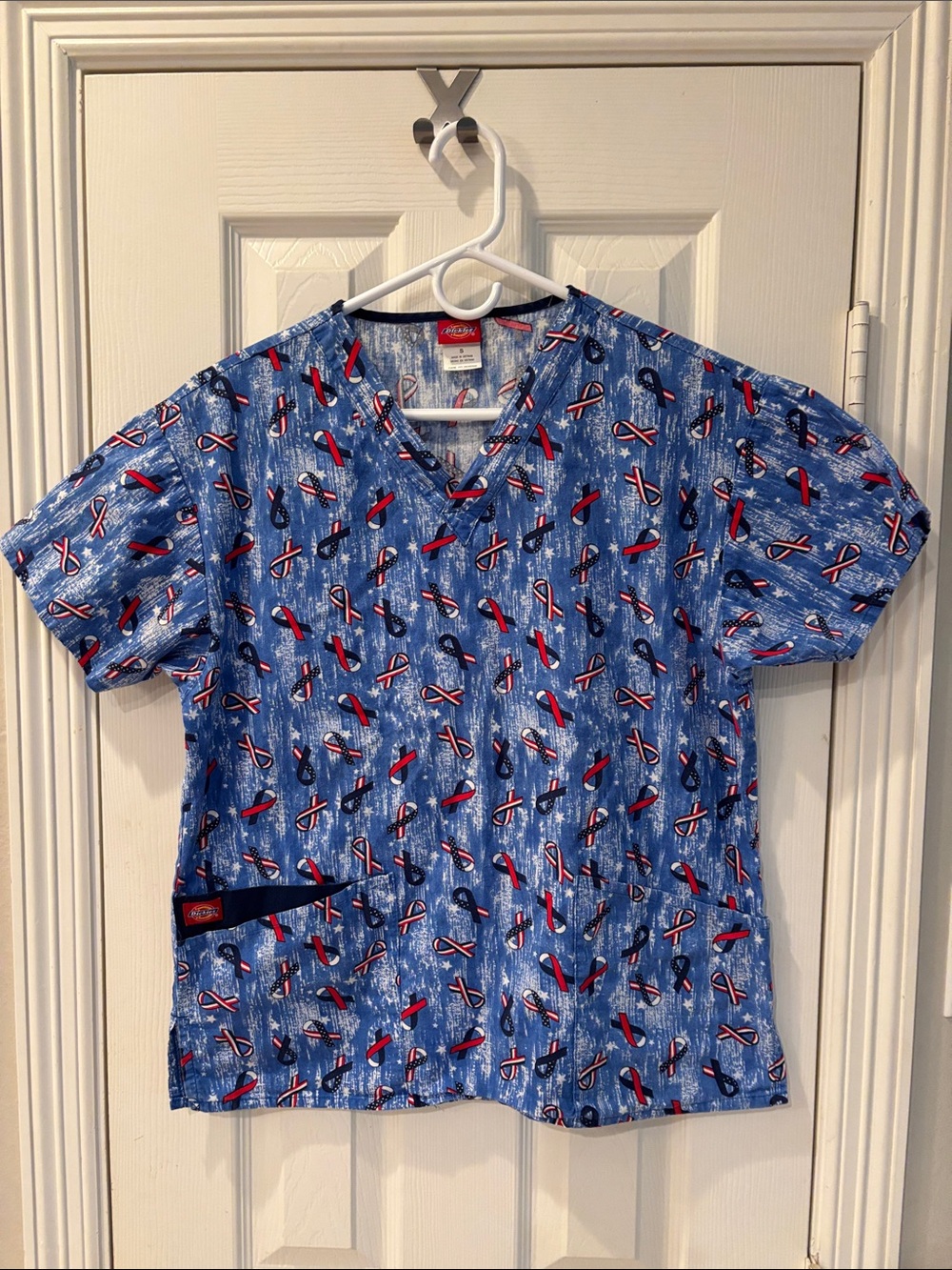 Dickies Patriotic Americana Ribbon Print Scrub Top - Small